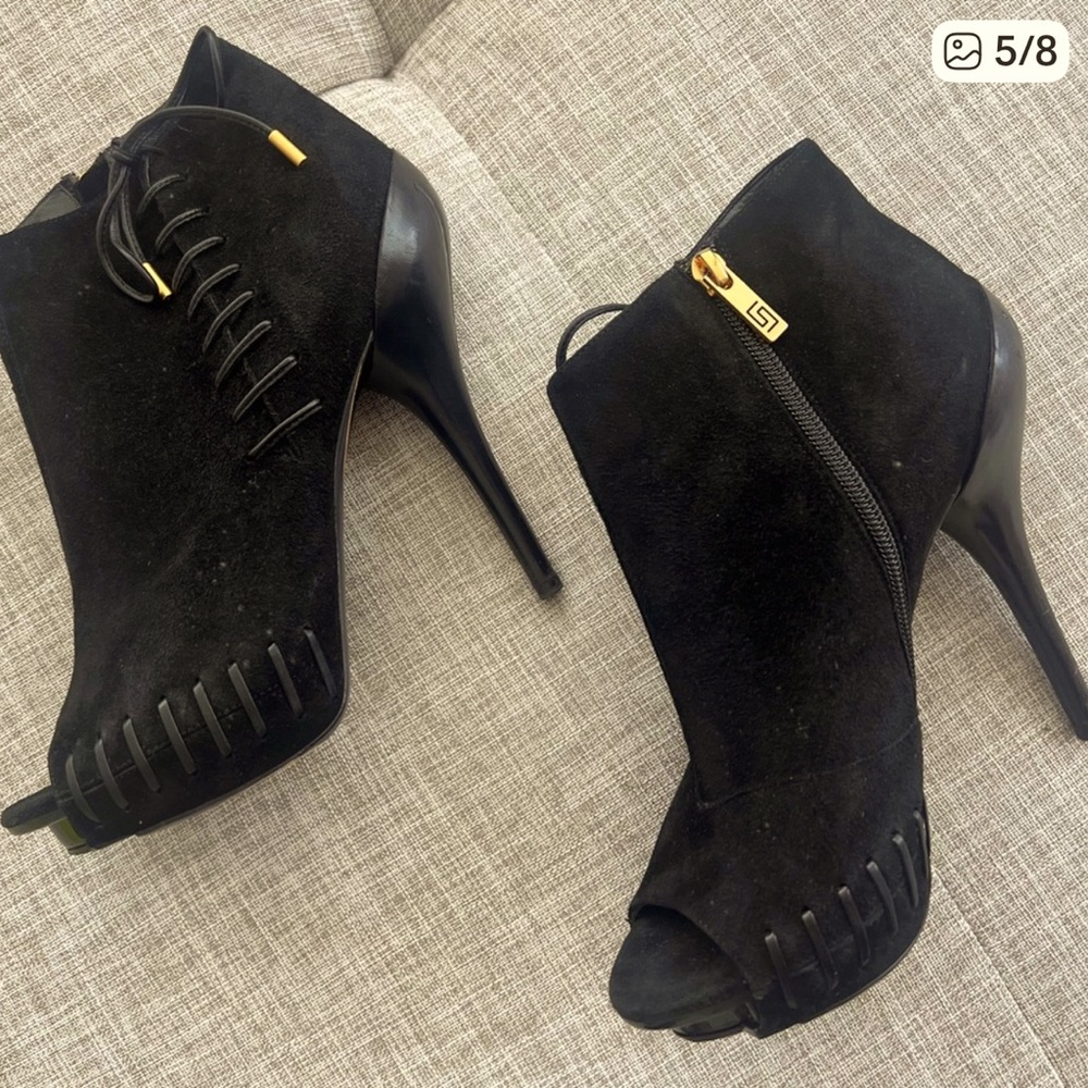 Black suede ankle bootie Versace barely worn, sexy cute dress up or down 40 1/2